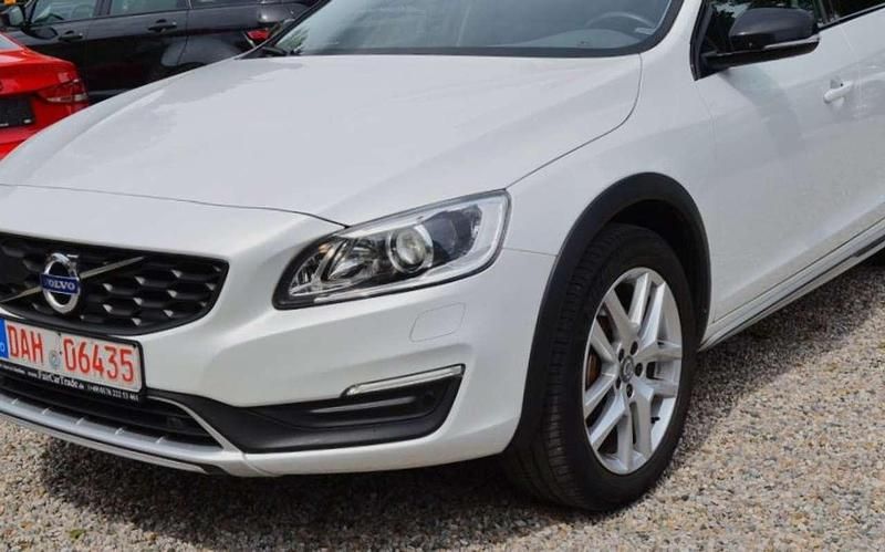 Gebraucht Volvo V60 CC Pro 150 PS (110 kW) 2017 Crystal white pearl / metallic Kombi