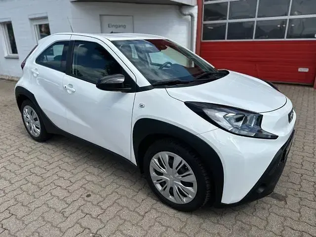 Gebraucht Toyota Aygo X X-play 72 PS (52 kW) 2022 Weiß SUV