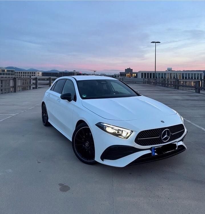Weiß Gebraucht 2023 Mercedes A200 AMG line Limousine | 29.999 € (Fairer Preis) - Bild 1/4