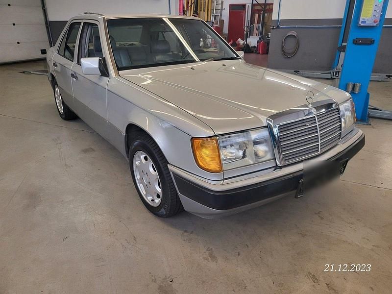 Silber Gebraucht 1993 Mercedes E400 Limousine | 10.200 € - Bild 1/4