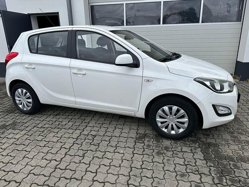 Weiß Gebraucht 2013 Hyundai i20 Edition Limousine | 4.890 € (Fairer Preis) - Bild 1/4