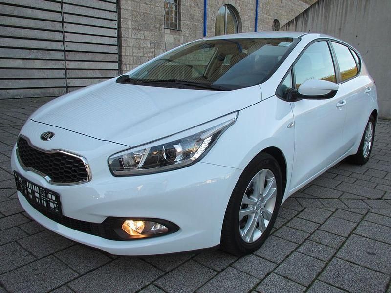 Weiß Gebraucht 2013 Kia Ceed Edition 7 Limousine | 6.450 € (Guter Preis) - Bild 1/4