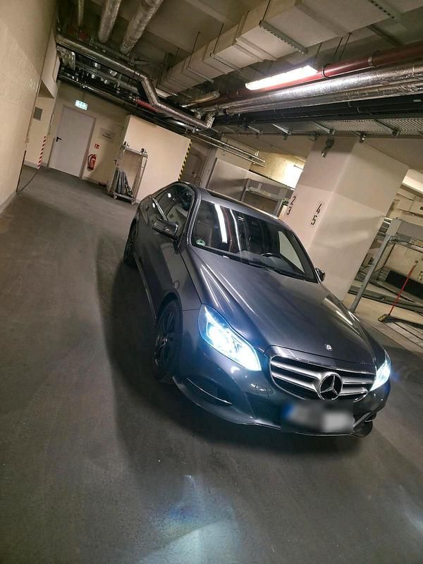 Gebraucht Mercedes E220 Avantgarde 170 PS (125 kW) 2014 Grau Limousine