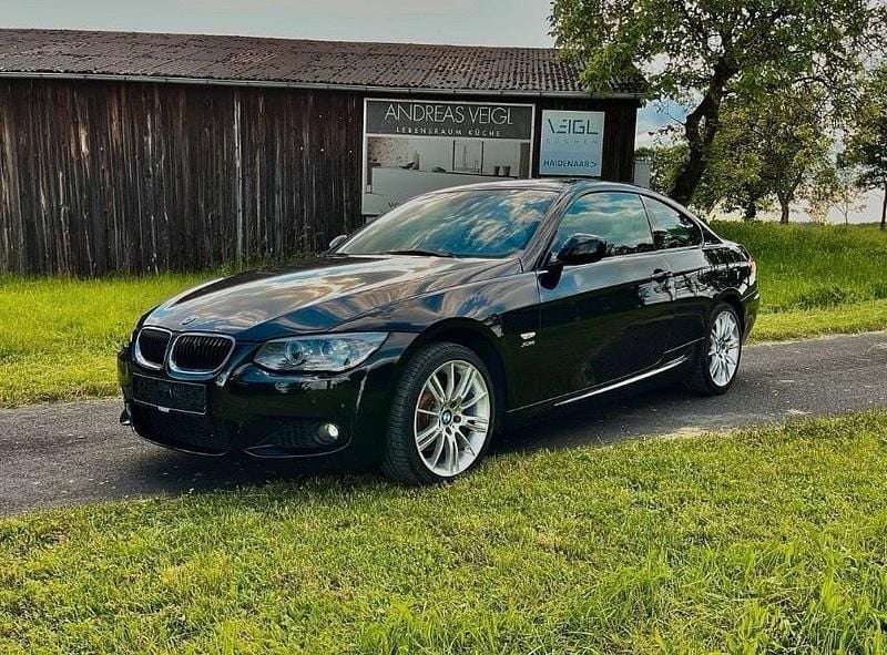 Schwarz Gebraucht 2010 BMW 320 M Sport Coupé | 11.000 € (Teuer) - Bild 1/4