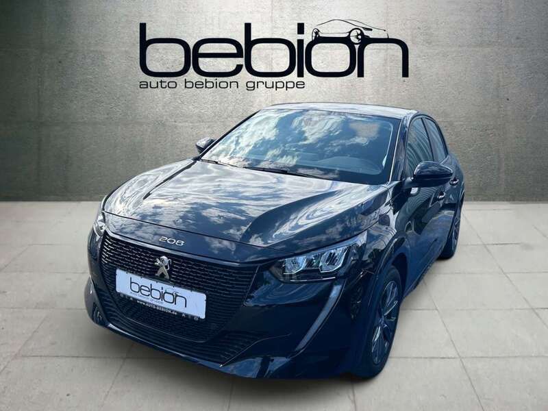 Lackierung schwarz perla nera/ Gebraucht 2022 Peugeot e-208 Active Kleinwagen | 17.880 € (Etwas zu teuer) - Bild 1/4