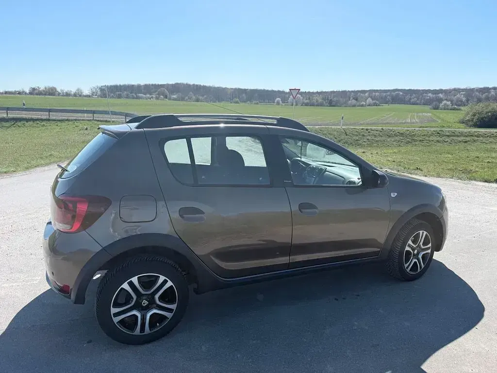Gebraucht Dacia Sandero Celebration 90 PS (66 kW) 2018 Braun Limousine