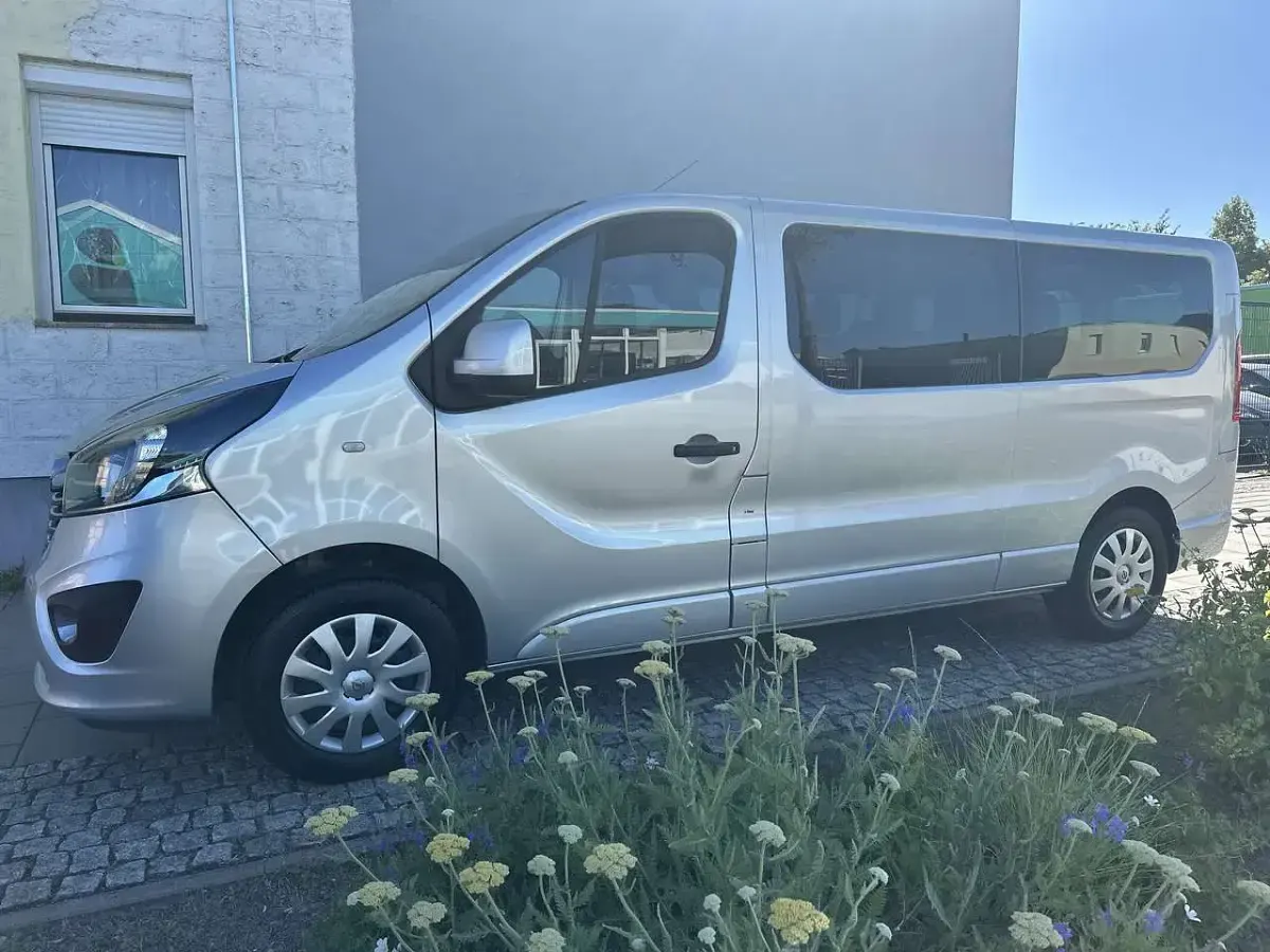 Używany Opel Vivaro 125 KM (91 kW) 2018 Szary Minivan