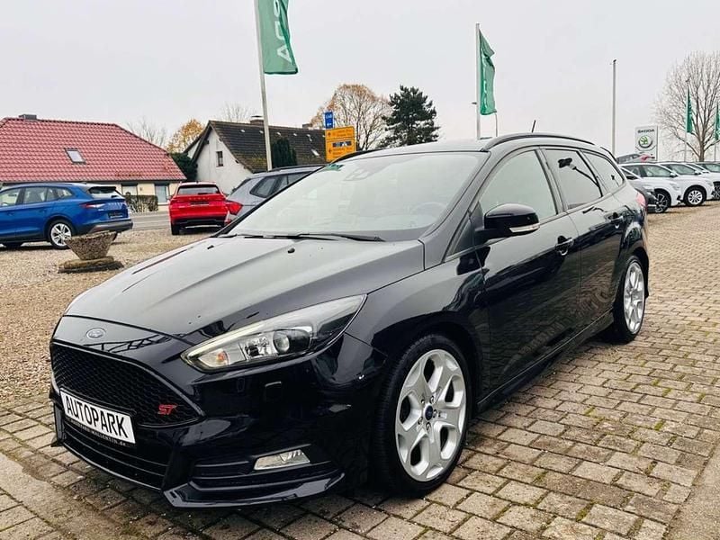 Iridiumschwarz metallic Gebraucht 2017 Ford Focus ST Kombi | 19.385 € (Etwas zu teuer) - Bild 1/4