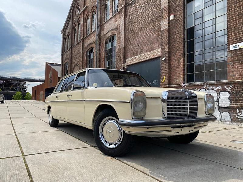 Beige Gebraucht 1975 Mercedes 200 Limousine | 19.950 € - Bild 1/4