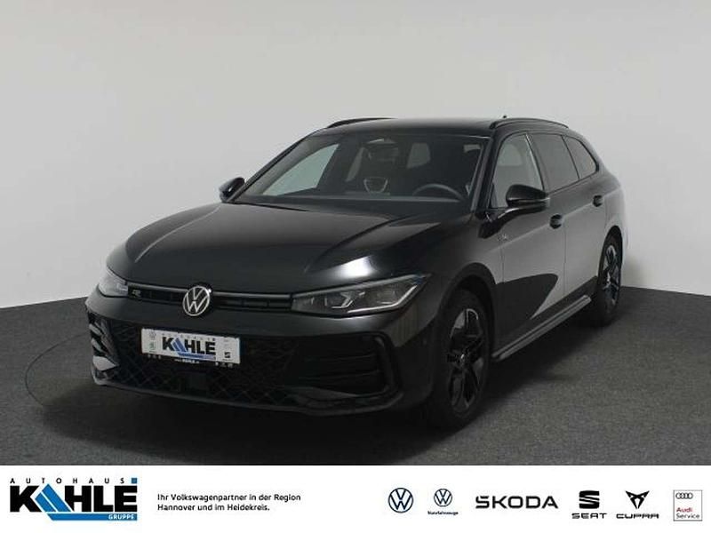 Grenadillschwarz metallic Gebraucht 2025 VW Passat R-line Kombi | 42.730 € (Superpreis) - Bild 1/4