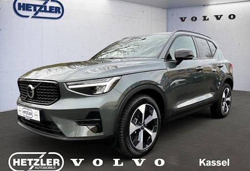 Neu Volvo XC40 Plus 197 PS (144 kW) 2025 Grün SUV