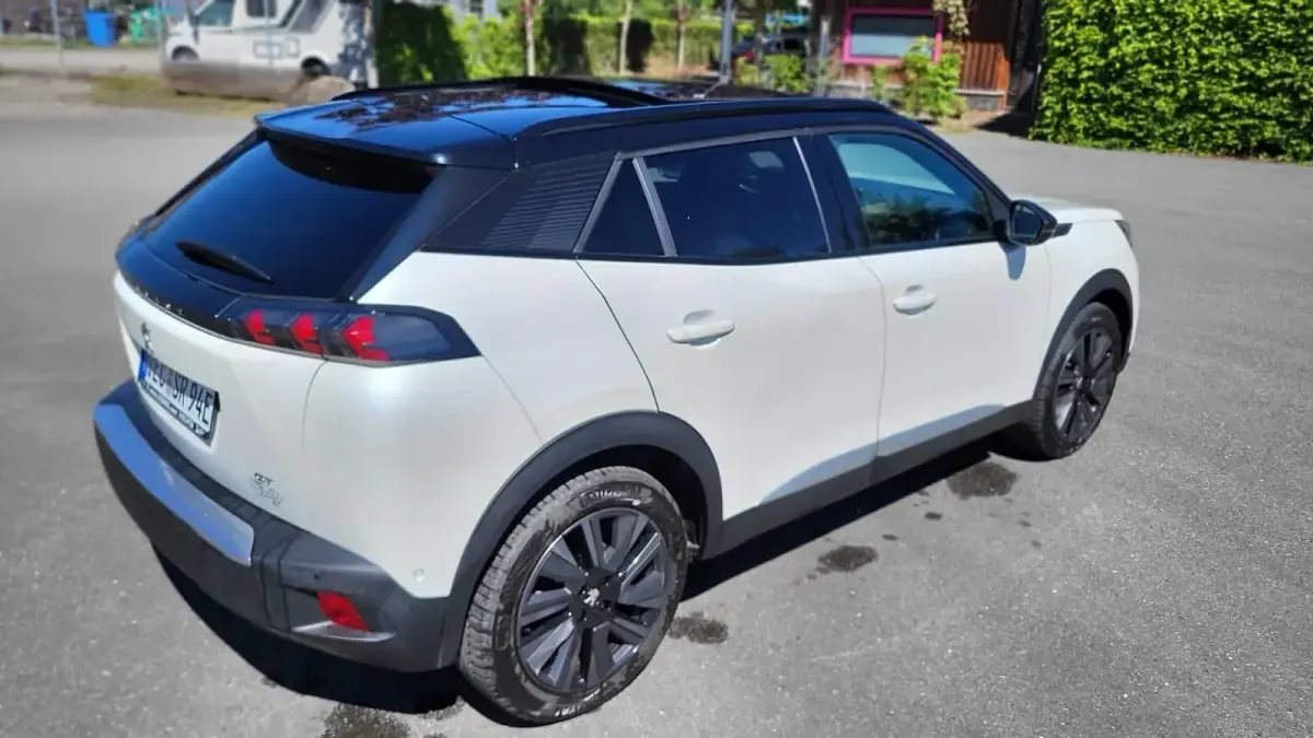 Second-hand Peugeot e-2008 GT 100 kW (136 CP) 2021 Alb SUV
