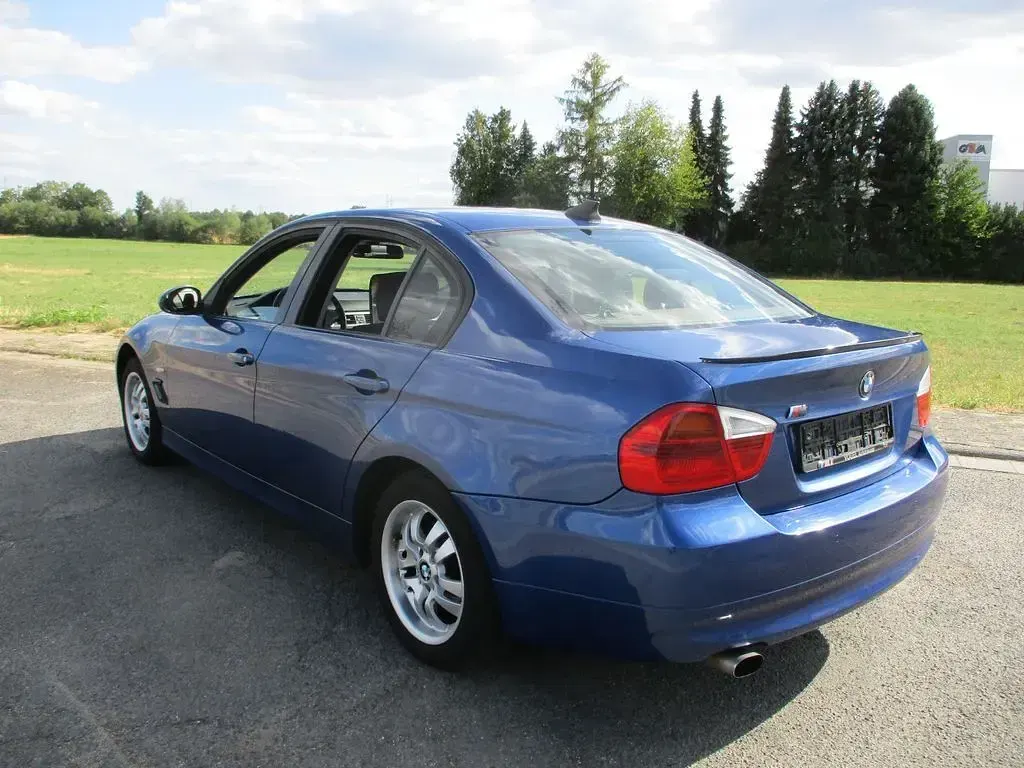 Gebraucht BMW 318 129 PS (94 kW) 2007 Blau Limousine