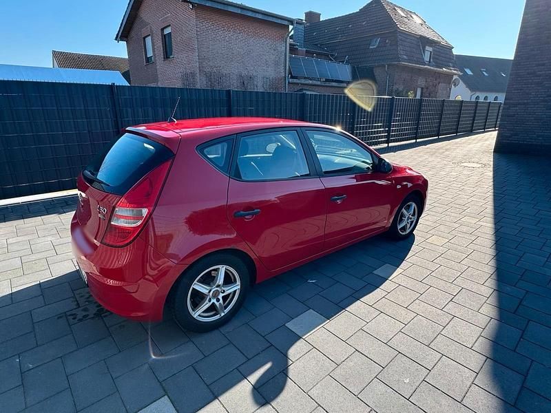 Gebraucht Hyundai i30 116 PS (85 kW) 2009 Rot Limousine