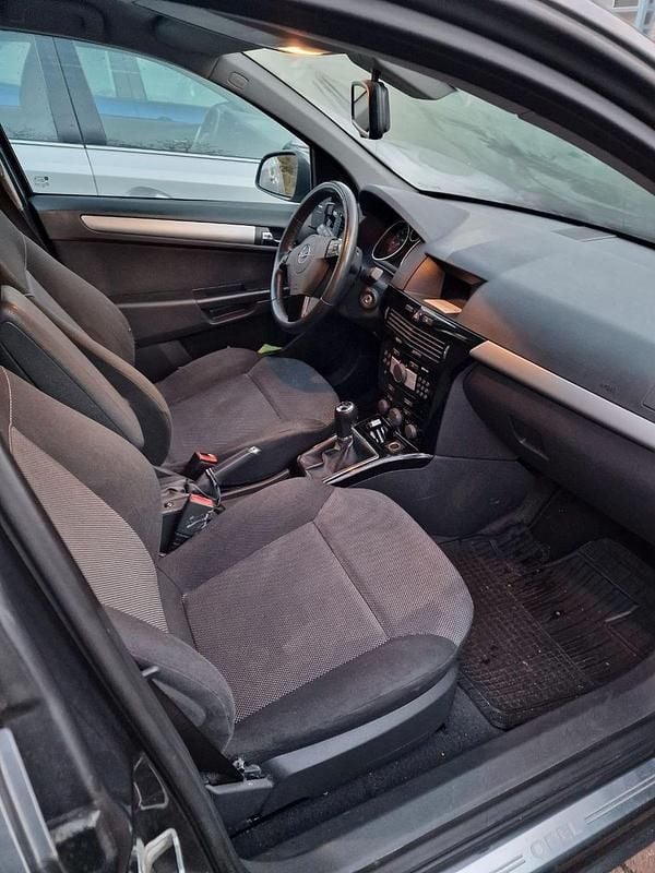 Grau Gebraucht 2010 Opel Astra Kombi | 2.100 € (Fairer Preis) - Bild 1/4