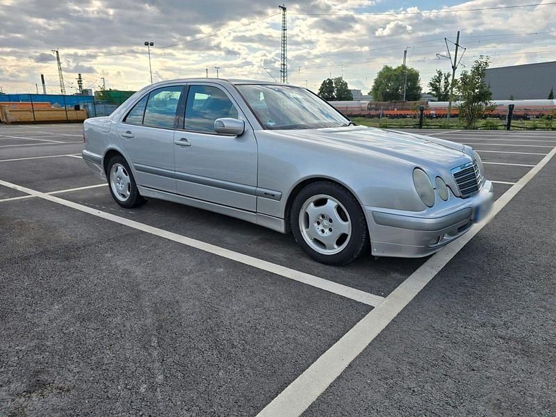 Gebraucht Mercedes E220 Classic 143 PS (105 kW) 2001 Silber Limousine
