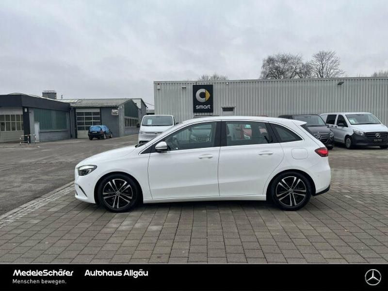 Gebraucht Mercedes 200 150 PS (110 kW) 2024 Unilack polarweiß Limousine