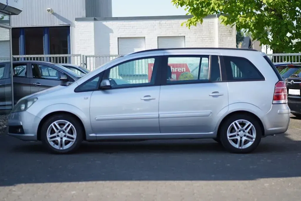 Gebraucht Opel Zafira Edition 140 PS (102 kW) 2007 Starsilber iii m2 Van / Kleinbus