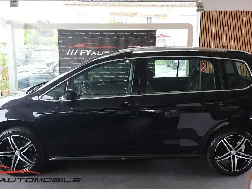 Gebraucht VW Touran Highline 150 PS (110 kW) 2017 Deep black perleffekt Van / Kleinbus