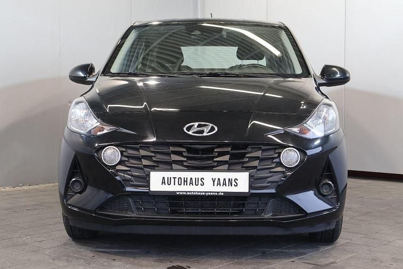 Gebraucht Hyundai i10 Select 67 PS (49 kW) 2023 Schwarz Kleinwagen