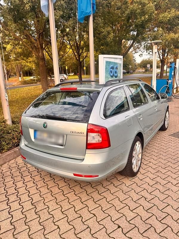 Gebraucht Skoda Octavia 140 PS (102 kW) 2011 Grau Kombi