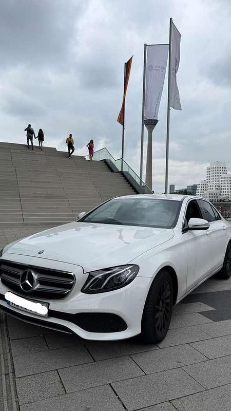 Gebraucht Mercedes E220 194 PS (142 kW) 2017 Weiß Limousine