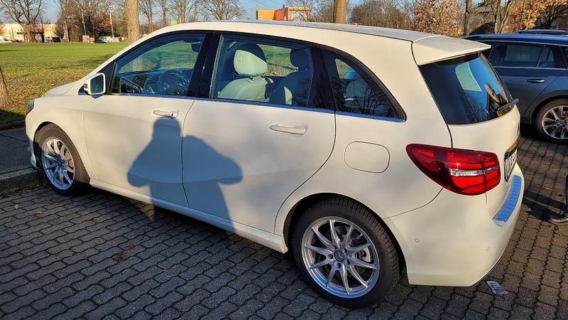 Gebraucht Mercedes B250 Style 211 PS (155 kW) 2016 Weiß Van / Kleinbus