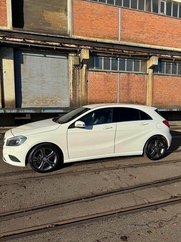 Gebraucht Mercedes A180 122 PS (89 kW) 2013 Weiß Kleinwagen
