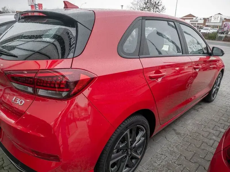 Gebraucht Hyundai i30 120 PS (88 kW) 2022 Rot Limousine