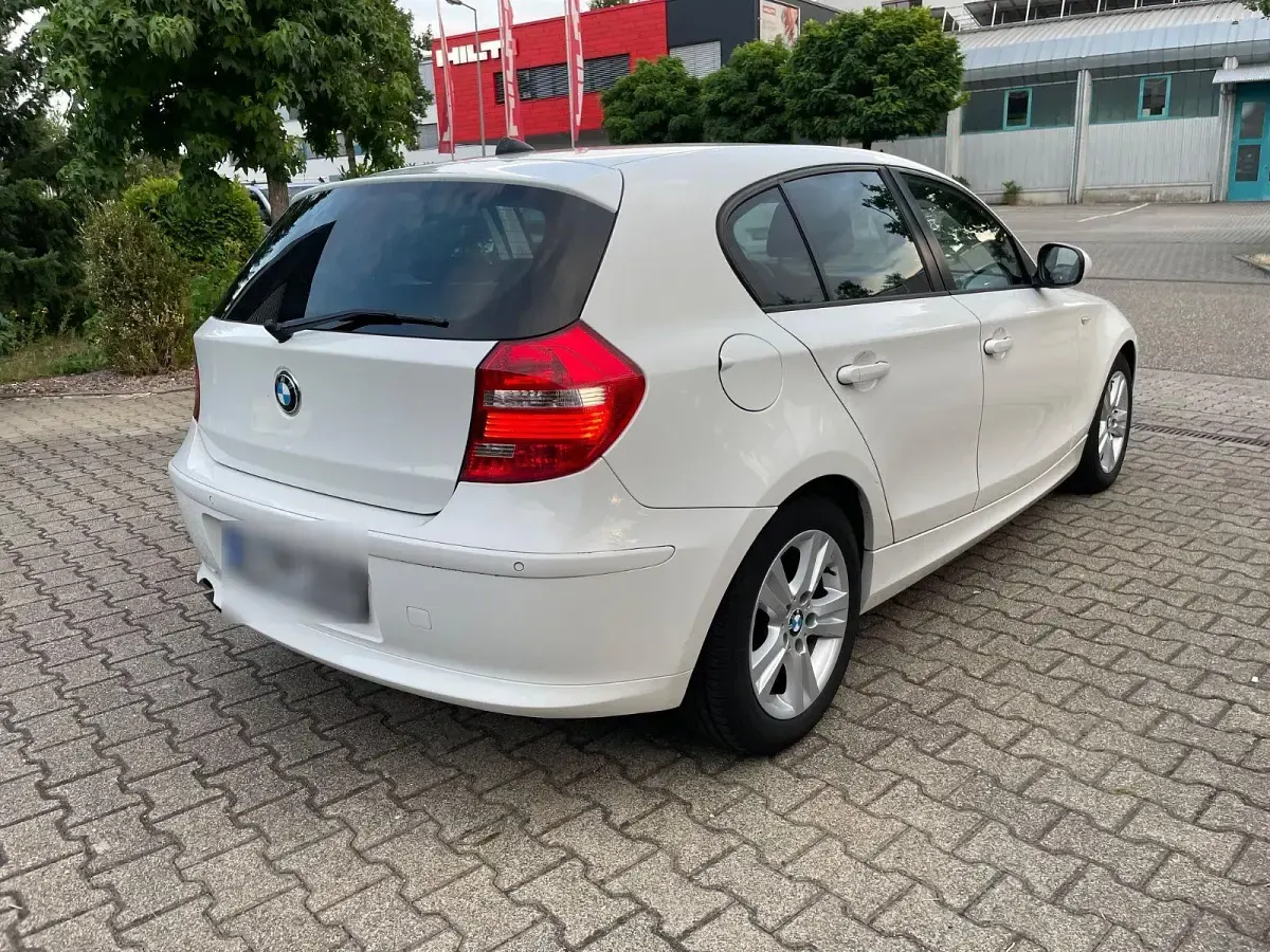 Gebraucht BMW 116 122 PS (89 kW) 2011 Weiß Kleinwagen