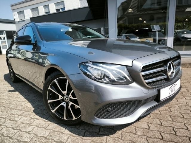 Grau Gebraucht 2019 Mercedes E220 Avantgarde Kombi | 29.490 € (Fairer Preis) - Bild 1/4