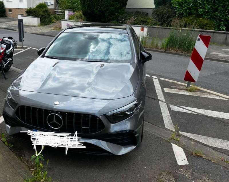 Grau Gebraucht 2023 Mercedes A35 AMG AMG Limousine | 48.000 € (Teuer) - Bild 1/4