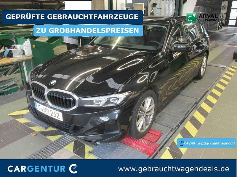 Black sapphire (metallic) Gebraucht 2024 BMW 320 Sport Line Kombi | 25.390 € (Superpreis) - Bild 1/2