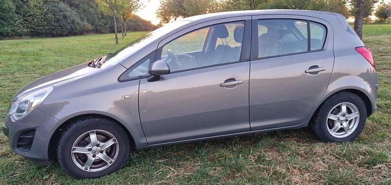 Andere farben Gebraucht 2013 Opel Corsa Edition Limousine | 3.250 € (Guter Preis) - Bild 1/4