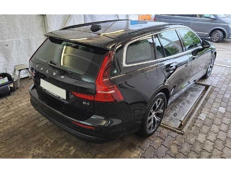 Gebraucht Volvo V60 197 PS (144 kW) 2023 Onyx black (metallic) Kombi