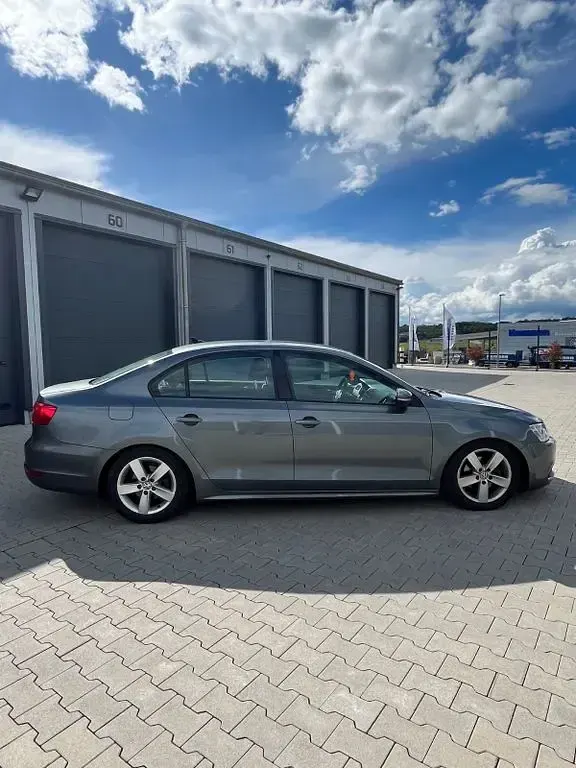 Gebraucht VW Jetta 105 PS (77 kW) 2011 Grau Limousine