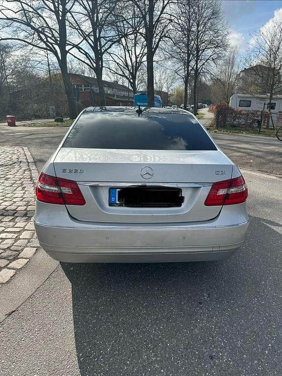 Gebraucht Mercedes E220 Avantgarde 170 PS (125 kW) 2011 Silber Limousine