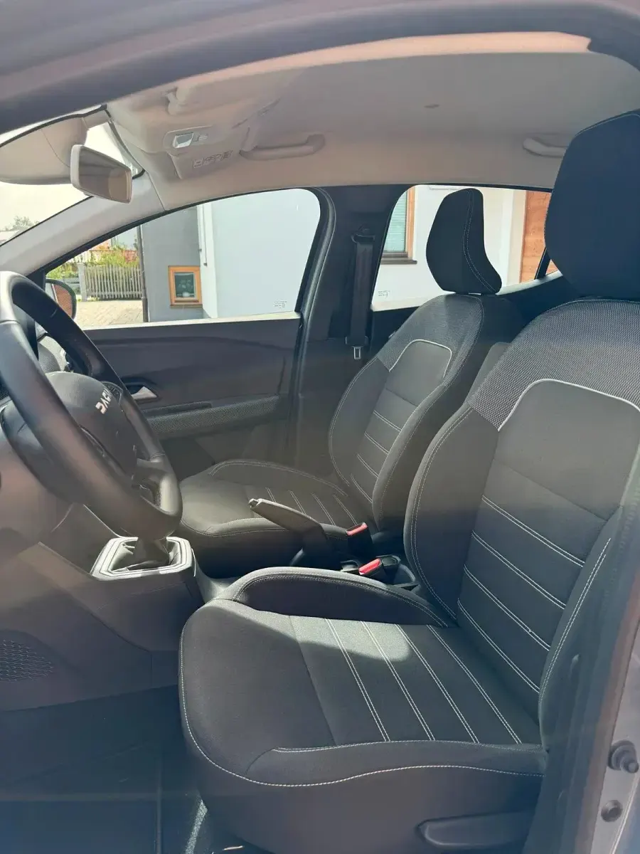 Gebraucht Dacia Sandero Expression 101 PS (74 kW) 2024 Grau Limousine