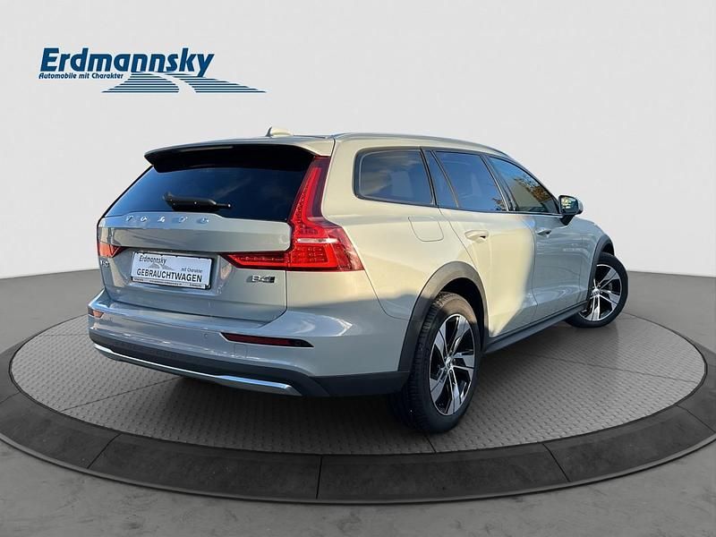 Gebraucht Volvo V60 CC Plus 197 PS (144 kW) 2023 Vapour grey (grau) Kombi