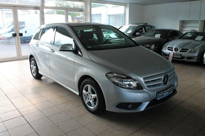 Gebraucht Mercedes B180 122 PS (89 kW) 2012 Silber Van / Kleinbus