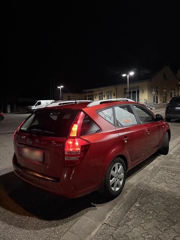 Gebraucht Kia Ceed 115 PS (84 kW) 2008 Rot Kleinwagen
