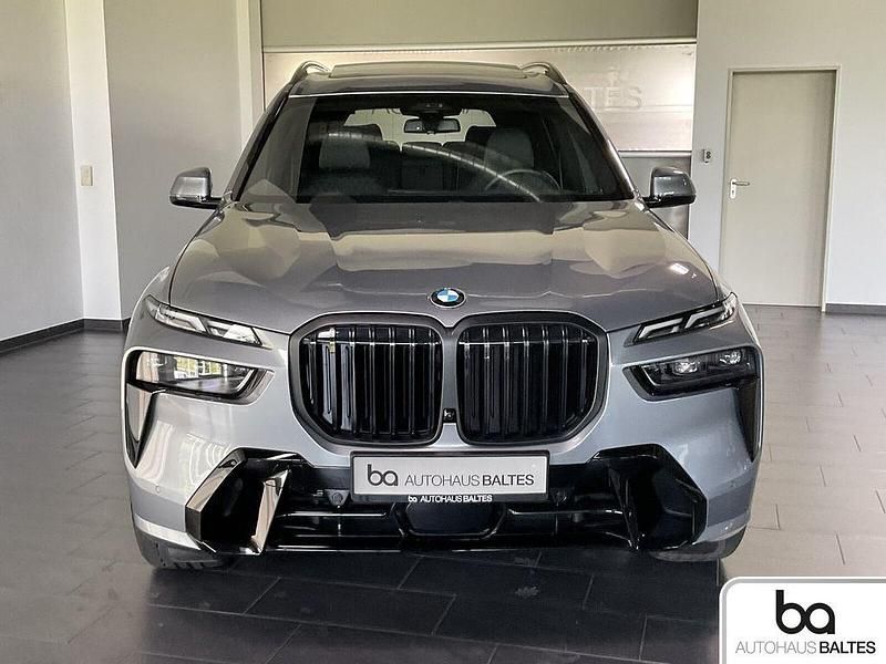 Gebraucht BMW X7 M Sport 352 PS (258 kW) 2025 Skyscraper grau met. SUV