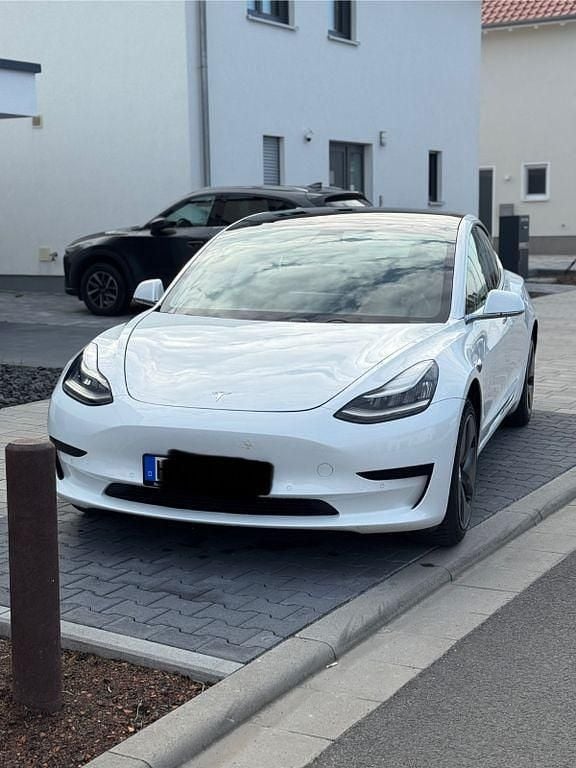 Weiß Gebraucht 2019 Tesla Model 3 Standard Range Plus Limousine | 16.900 € (Fairer Preis) - Bild 1/4