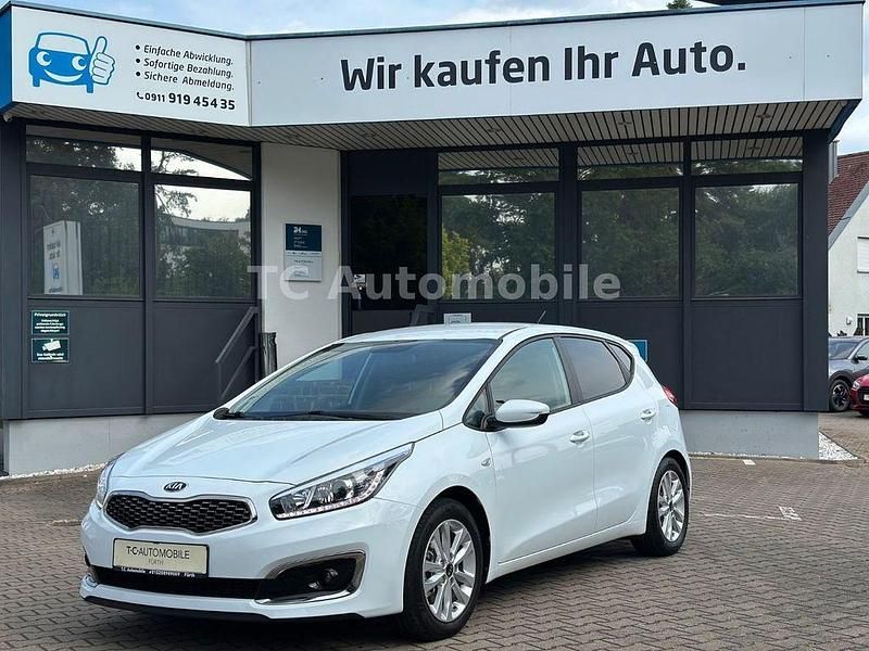 Weiß Gebraucht 2017 Kia Ceed Edition 7 Limousine | 7.990 € (Superpreis) - Bild 1/4