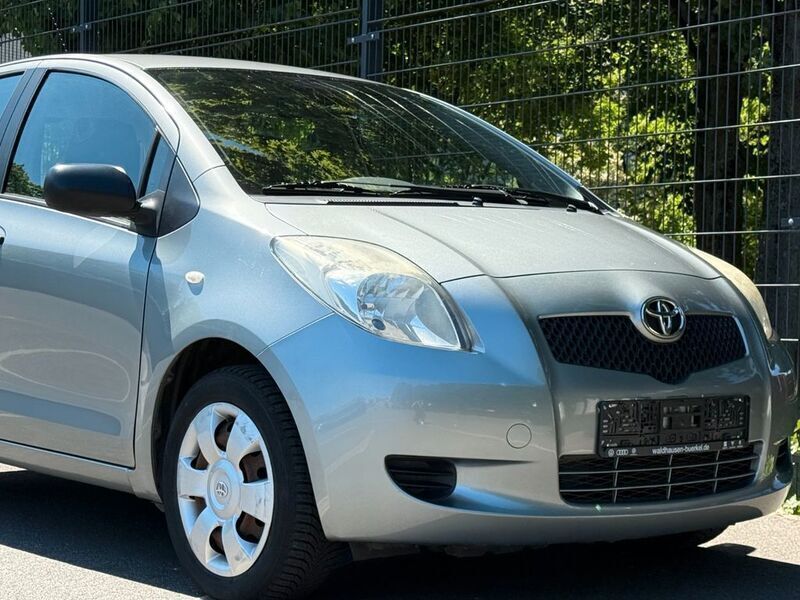 Grau Gebraucht 2008 Toyota Yaris Cool Limousine | 4.990 € (Etwas zu teuer) - Bild 1/4