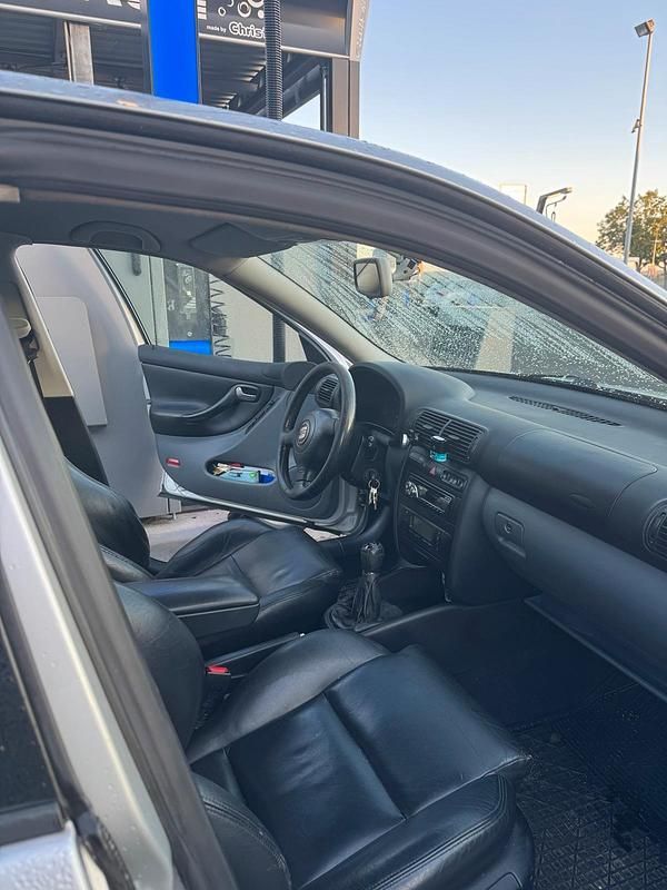 Usata Seat Leon 125 CV (91 kW) 2000 Argento Utilitaria