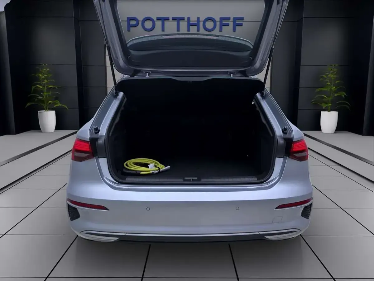 Second-hand Audi A3 Advanced 150 CP (110 kW) 2024 Argintiu Berlinǎ