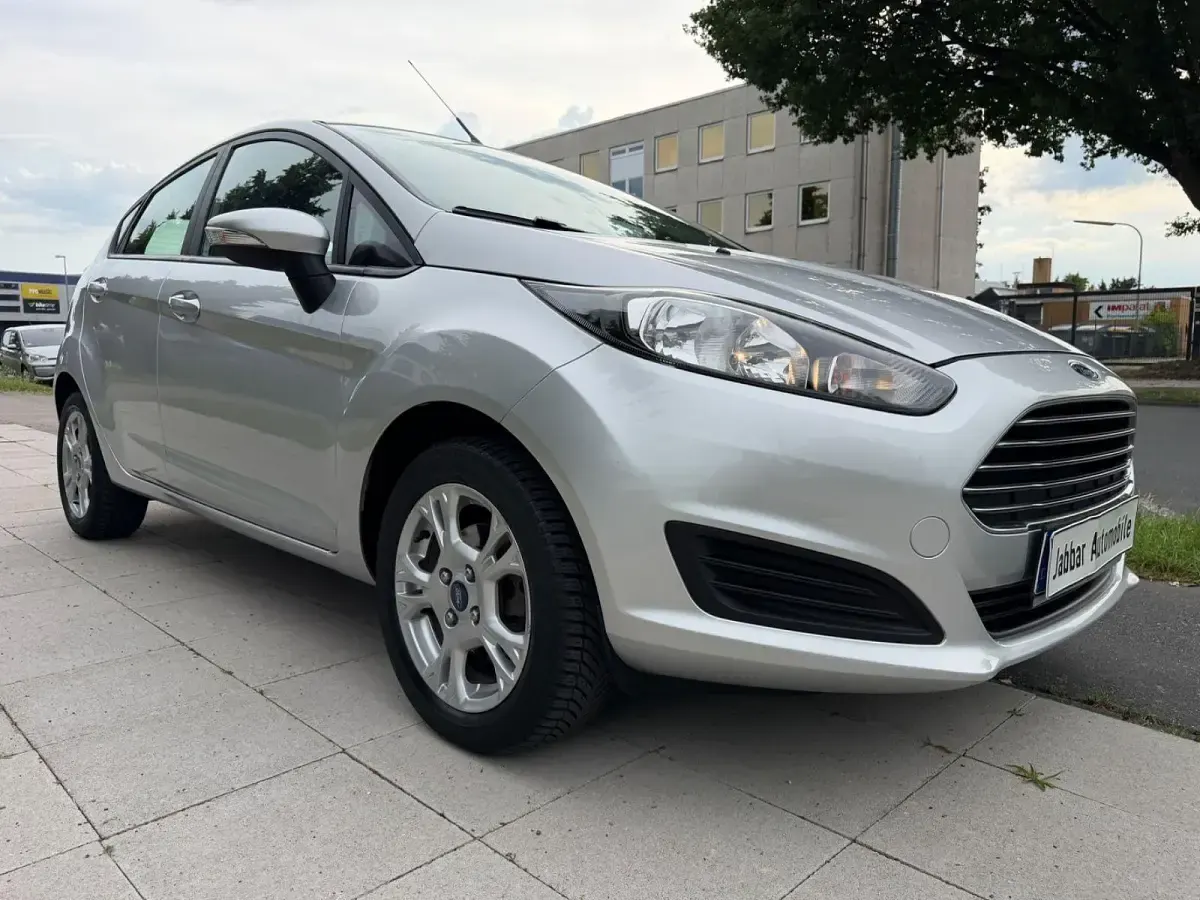 Gebraucht Ford Fiesta Trend 80 PS (58 kW) 2015 Grau Kleinwagen