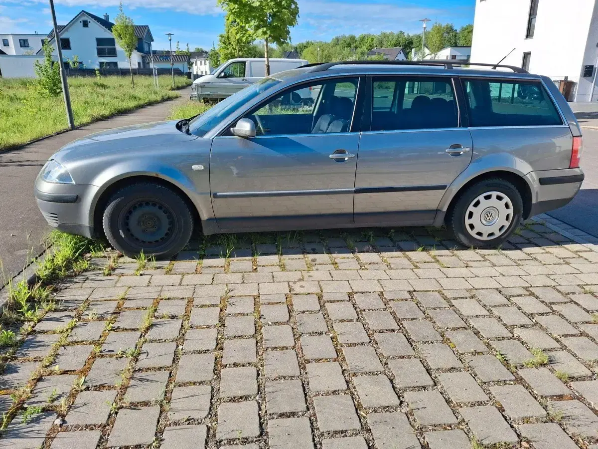 Gebraucht VW Passat Basis 131 PS (96 kW) 2002 Grau Kombi