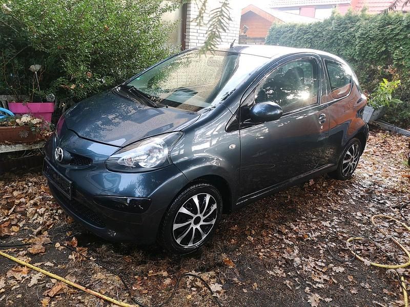 Schwarz Gebraucht 2003 Toyota Aygo Kleinwagen | 2.450 € - Bild 1/4